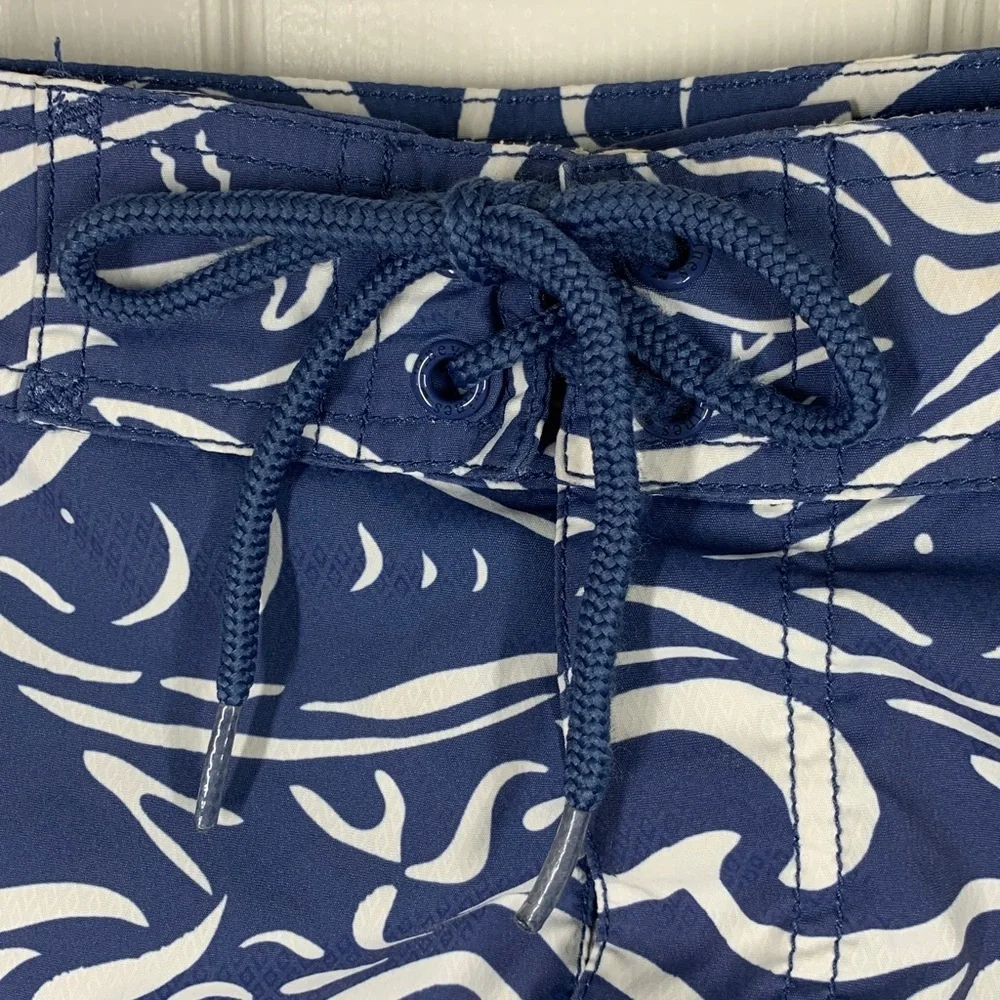 Vineyard Vines blue and white waves with logo whale board shorts size 32